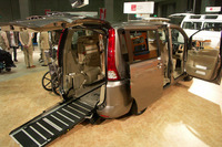 【福祉機器展05】 日産 セレナ は車いす2名乗車 画像