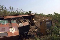 タイ国鉄の機関車、脱線横転し大破 画像