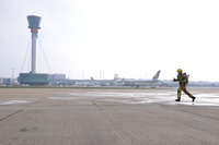 ロンドン・ヒースロー空港の消防士、防火服着用ランナーのマラソン世界記録を更新…4時間39分 画像