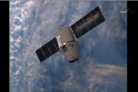 ドラゴン補給船3号機国際宇宙ステーションと結合 画像