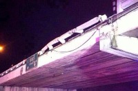 陸橋から道路にトラック転落 4台衝突、11人けが タイ東部チョンブリ 画像