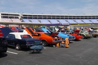 フォード マスタング 50周年、シャーロットスピードウェイをマスタングが埋め尽くした日 画像
