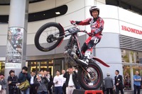 【トライアル世界選手権 第2戦 日本GP】東京・青山でバイクが飛ぶ、跳ねる…迫力のデモ走行 画像