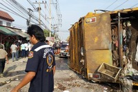 バンコク郊外でごみ収集車がバス、乗用車に衝突 4人死傷 画像