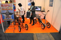 【バリアフリー14】協栄製作所、電動アシスト付四輪自転車を展示…腰掛け感覚で乗れる低いフレーム 画像