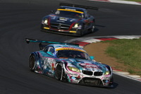 【SUPER GT 第2戦】GT300…最後まで15秒差に5台の激戦を勝ち抜き、初音ミクZ4が連勝 画像