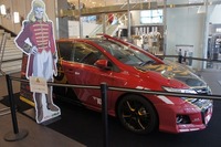 今度は「フル・フロンタル」仕様、新宿ピカデリーに真っ赤なオーリス登場! 画像