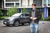 ヒュンダイ、サッカーのカカ選手に新型SUVを納車 画像