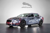 ジャガーの新型セダン XE 、2度目の予告…基本フォルムが見えた 画像