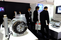 【人とくるまのテクノロジー14】ZFジャパン、電気駆動装置や樹脂製ばね付きアクスルを展示 画像