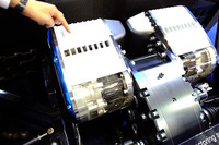 【人とくるまのテクノロジー展14】三菱電機の3モータ式4駆EV…前が水冷、後ろが空冷のワケ 画像