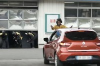 ルノーのユニークCM、ガソリンスタンドでF1体験［動画］ 画像