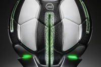 蹴られた軌跡まで記憶…頭脳を持ったサッカーボール 画像