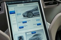 NTTドコモ、テスラ モデルSにM2M通信を提供 画像