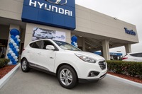 ヒュンダイの燃料電池SUV、米国第一号車を納車 画像