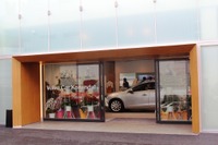 ボルボのショールーム新CIは、カフェコーナーと短時間で整備が出来るブースを設置 画像