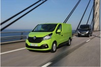 ルノー トラフィック 新型…移動オフィス機能を充実した小型商用バン 画像