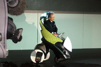 【東京モーターショー05】トヨタ渡辺社長『i-swing』の操作で“猛特訓” 画像