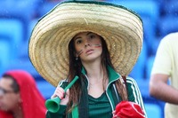 頂点へ!母国をひたむきに応援する美女サポーター 画像