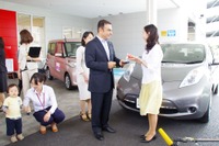 日産 ゴーン社長、“女性にやさしいディーラー店舗”視察…「明るく安心できる空間」 画像