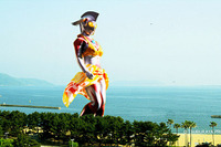 ビキニ姿で大開脚!ウルトラの母がなぜか“美魔女”化 画像