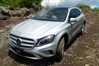 【メルセデスベンツ GLA250 4MATIC 試乗】本格オフロードもこともなげに走破…島崎七生人 画像