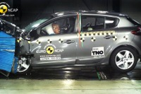 【ユーロNCAP】ルノー メガーヌ、最高評価を逃す…後席にむち打ちの可能性 画像