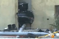 テスラ モデルS 盗難車、警察とカーチェイスの末に大事故…真っ二つに［動画］ 画像
