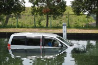 後輪が浮いた水没車両、ドア開かず脱出不可能…JAFテスト 画像