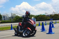 【ヤマハ トリシティ 試乗】バイク感覚で違和感なし、スポーツライディングさえ可能…和歌山利宏 画像