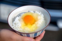 電気自動車で炊いたご飯に最高に合う「卵」を探す旅…三菱 アウトランダーPHEV 画像