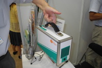 【オフィス防災EXPO14】アタッシュケース型ソーラー発電システム、250W家電を1時間稼働 画像