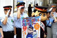 しんちゃん一日車掌で東武8111編成に乗車…「オラといっしょに出発おしんこー!」 画像