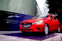 マツダ デミオ 新型、六本木けやき坂で実車展示…8月24日まで 画像
