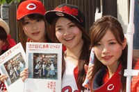 増殖中「カープ女子」あふれる広島愛を路上で猛アピール 画像