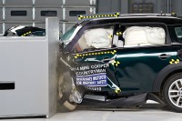 【IIHS衝突安全】MINI クロスオーバー、小型車で唯一の最高評価…スモールオーバーラップ衝突テスト 画像