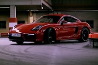 ポルシェ ケイマン GTS、ゴーカートコースを攻める［動画］ 画像