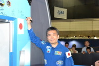 【宇宙博2014】若田宇宙飛行士、「きぼう」実物大モデルにサイン…宇宙エレベーターにコメントも 画像