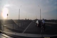 高速道路でライダーが追突事故、無傷の奇跡…ロシア［動画］ 画像