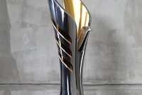 シンガポール航空、F1シンガポールグランプリの優勝トロフィーを初披露 画像