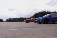 スバル WRX STI 新型、ジャガー Fタイプ と加速競争［動画］ 画像