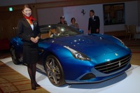フェラーリ嬢もニッコリ…輸入車販売ニコルの独自モーターショーが盛況 画像