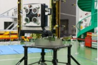 JAXA、小惑星探査機「はやぶさ2」の機体を報道陣に公開 画像