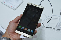 ついに8コアへ…狭額縁6インチで自撮りにも強いファーエイの旗艦スマホ 画像