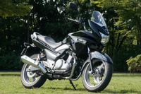 スズキ GSR250S …ボリューム感を強調するハーフカウル仕様［写真蔵］ 画像