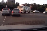ゆずりあいが大切だとわかるロシアの交通トラブル映像［動画］ 画像