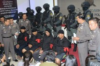 タイ政権争い、陰謀の実行犯逮捕…怪しすぎる黒装束 画像