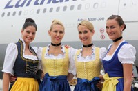 ルフトハンザドイツ航空の客室乗務員、ビールの祭典にちなんだ民族衣装を着用 画像