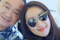“亡命中”のタクシン元首相が、次女の前で見せたつかの間の笑顔 画像