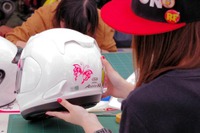 バイク王、無料ワークショップ…デコヘル作りに女性ライダーが挑戦 画像